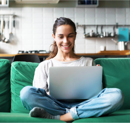 Eine Frau nutzt Easynews auf ihrem Laptop, um auf ein kostenloses und sicheres Usenet zuzugreifen.